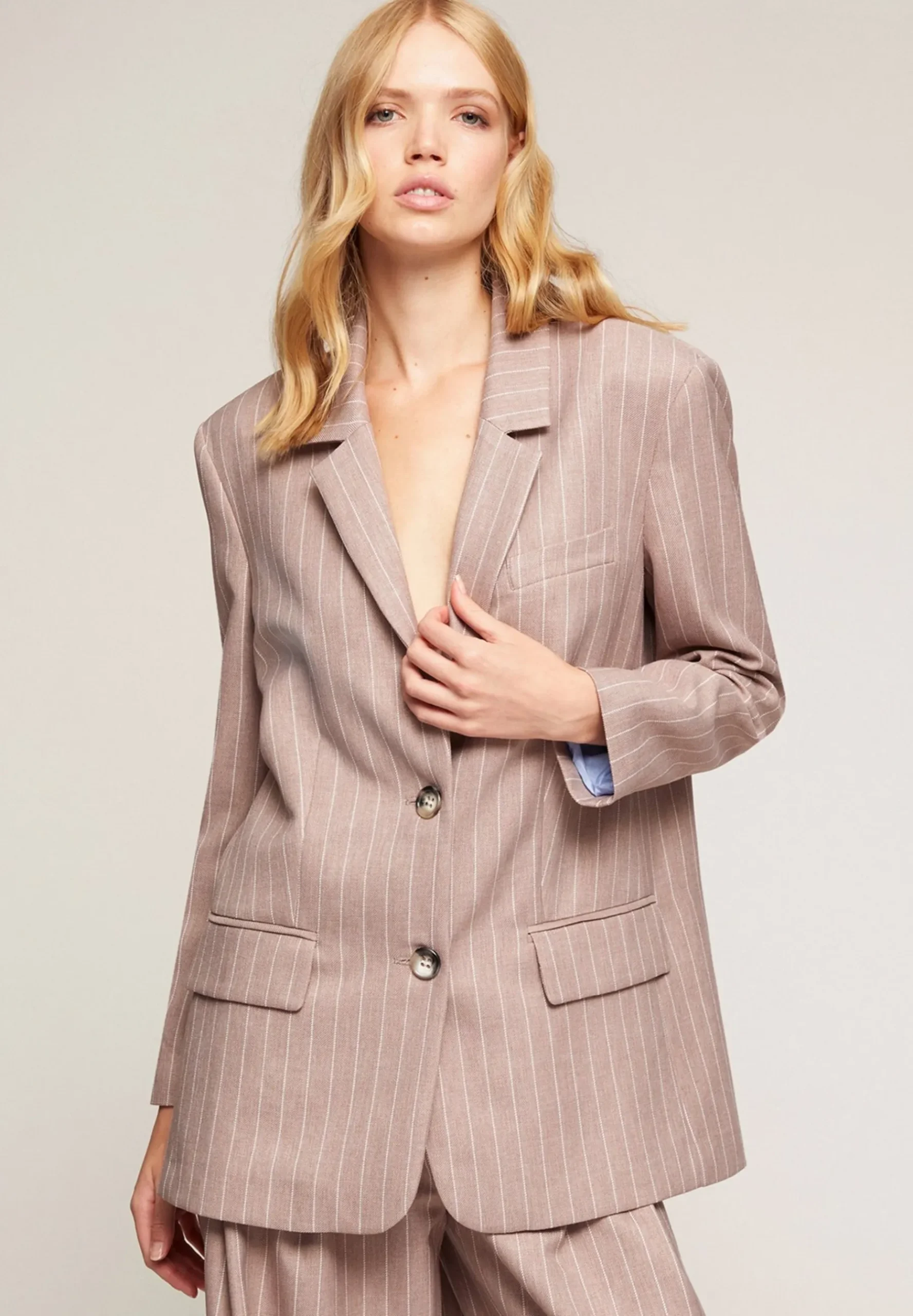 De Botonadura Simple A Rayas Diplomaticas - Manteau Court|Motivi New